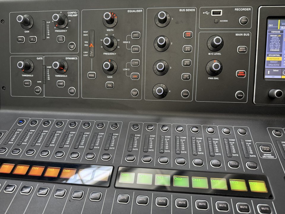 Mesa de mezclas Midas M32 + Flightcase de segunda mano · Foto 3 de 6 · Ciudad Real · 1800 €