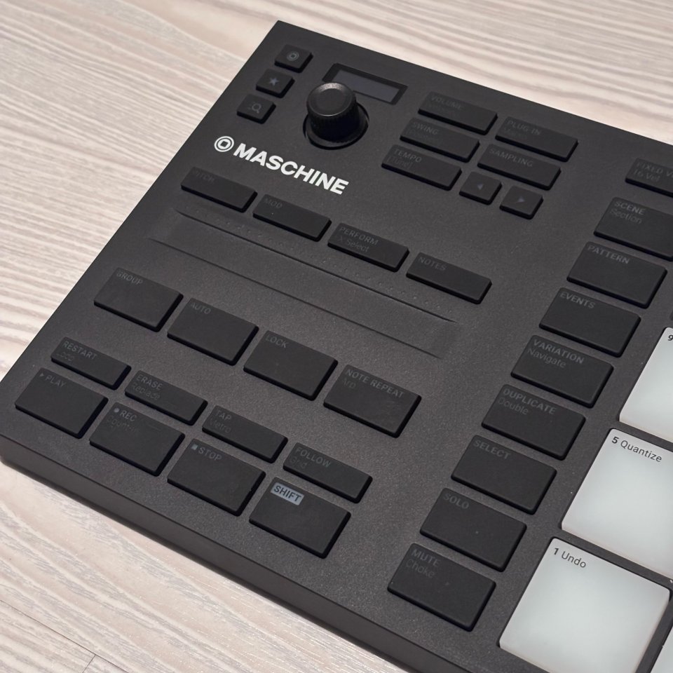 Native Instruments Maschine Mikro MK3 + UDG Case de segunda mano · Foto 1 de 5 · A Coruña · 150 €