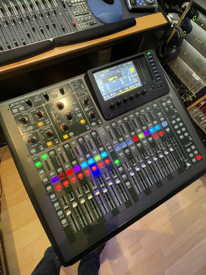 X 32 COMPACT con funda de transporte , en muy buen estado