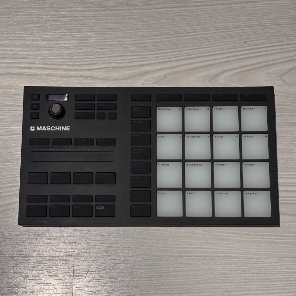 Native Instruments Maschine Mikro MK3 + UDG Case de segunda mano · Foto 2 de 5 · A Coruña · 150 €