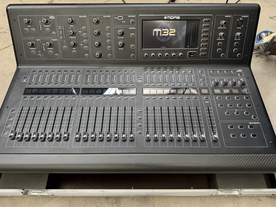 Mesa de mezclas Midas M32 + Flightcase de segunda mano · Foto 1 de 6 · Ciudad Real · 1800 €