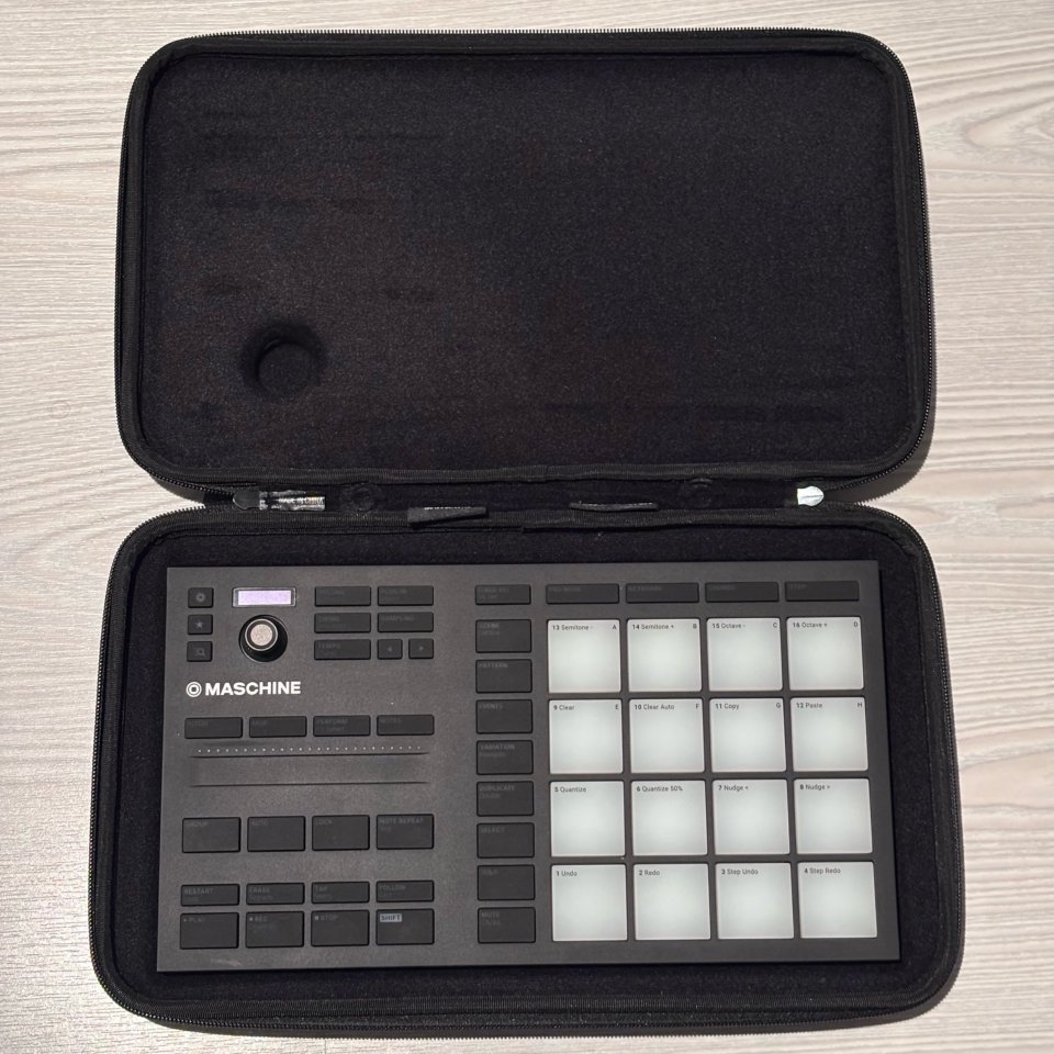 Native Instruments Maschine Mikro MK3 + UDG Case de segunda mano · Foto 3 de 5 · A Coruña · 150 €