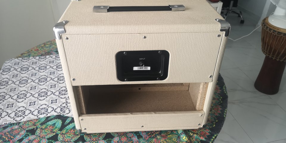 Pantalla con altavoz greemback G10 30w de segunda mano · Foto 4 de 9 · Alicante · 120 €