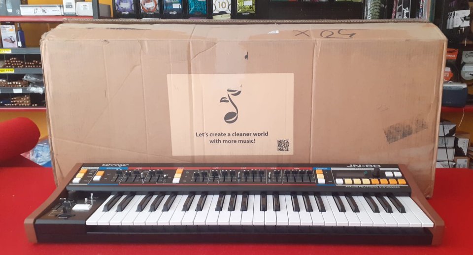 Behringer JN-80 de segunda mano · Foto 1 de 4 · Girona · 429 €