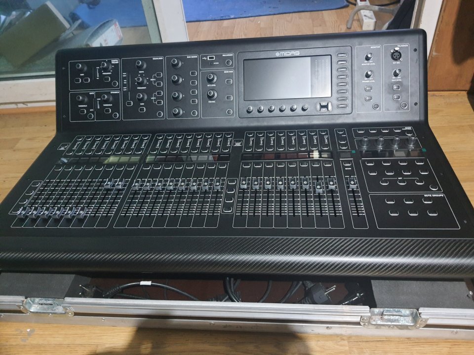 Midas M32 con flight case