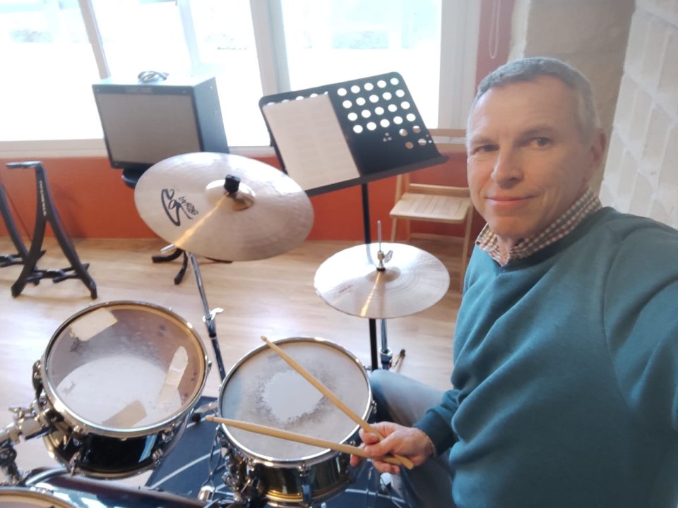 Se ofrece baterista nivel principiante de segunda mano · Madrid