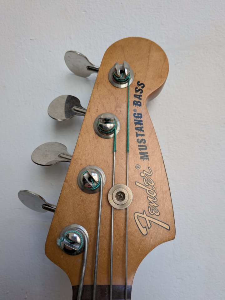 FENDER Mustang Bass Justin Meldan Johsen Road Worn Black