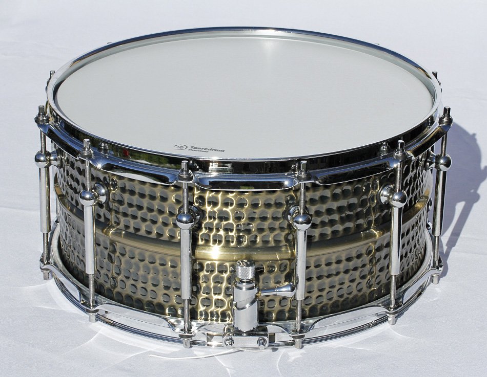 Caja de 14"x6,5" con casco de latón martillado y 12 divisiones de segunda mano · Foto 1 de 10 · Segovia · 370 €