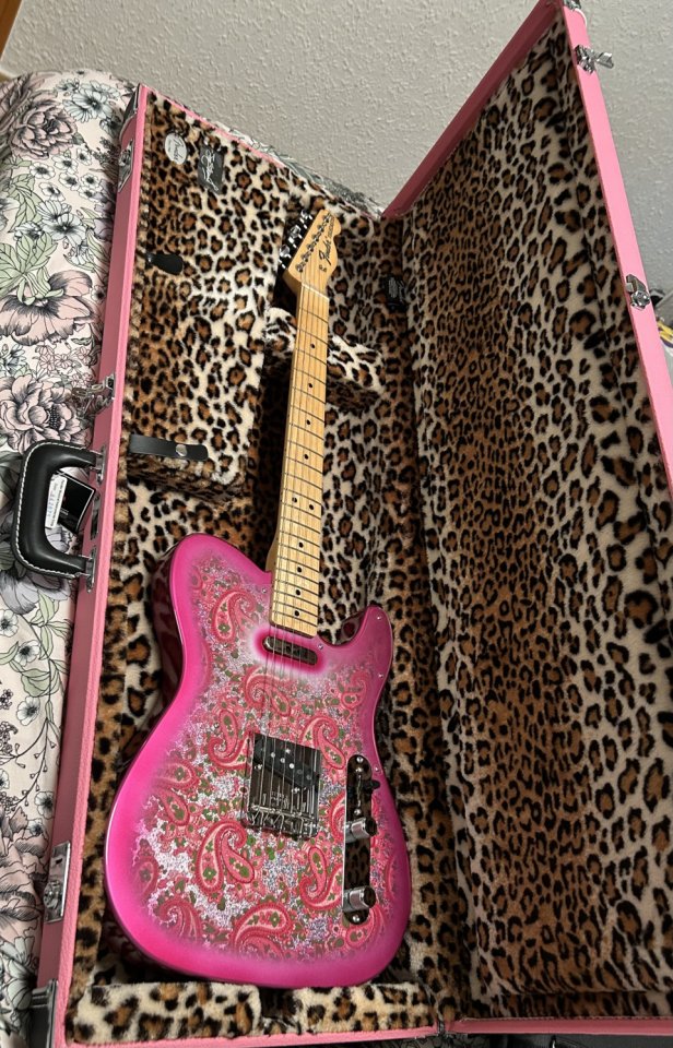 Fender Telecaster Pink Paisley Japan 2025 NUEVA de segunda mano · Foto 1 de 4 · Barcelona · 1500 €