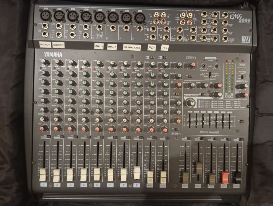 Mesa de mezclas autoamplificada YAMAHA EMX-2000 de segunda mano · Foto 5 de 10 · Cantabria · 325 €