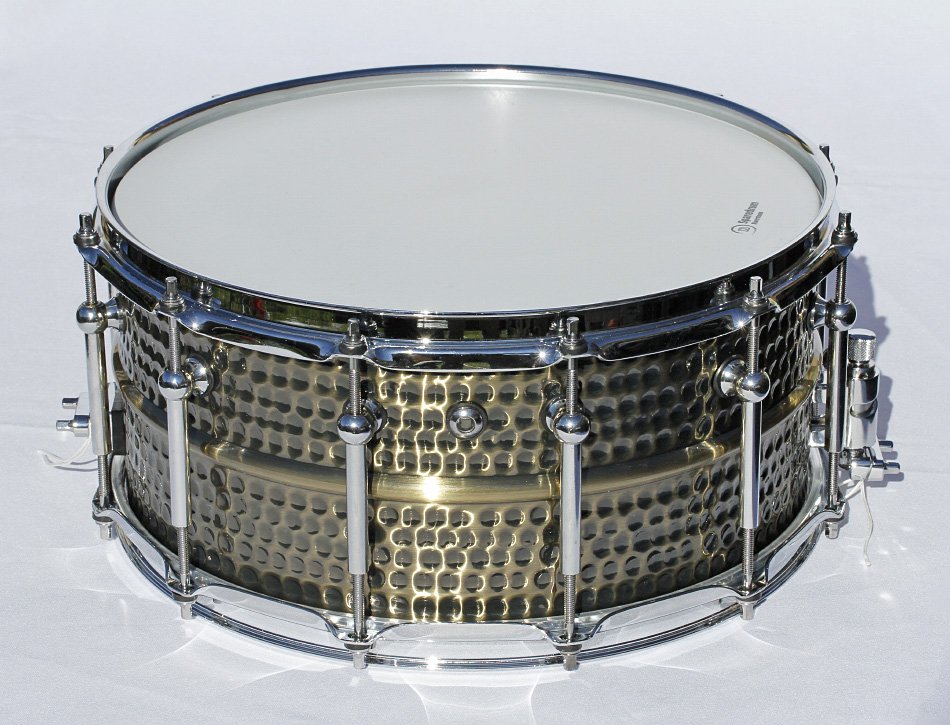 Caja de 14"x6,5" con casco de latón martillado y 12 divisiones de segunda mano · Foto 2 de 10 · Segovia · 370 €