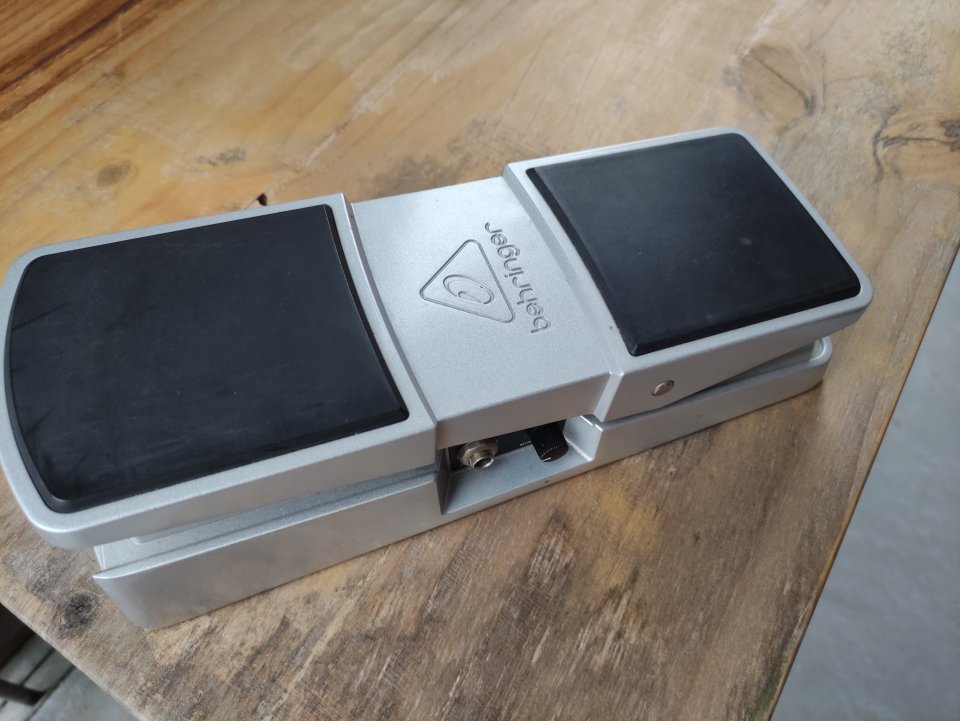 BEHRINGER FC 600 - Pedal de Vol y Exp de segunda mano · Foto 1 de 9 · Bizkaia · 25 €