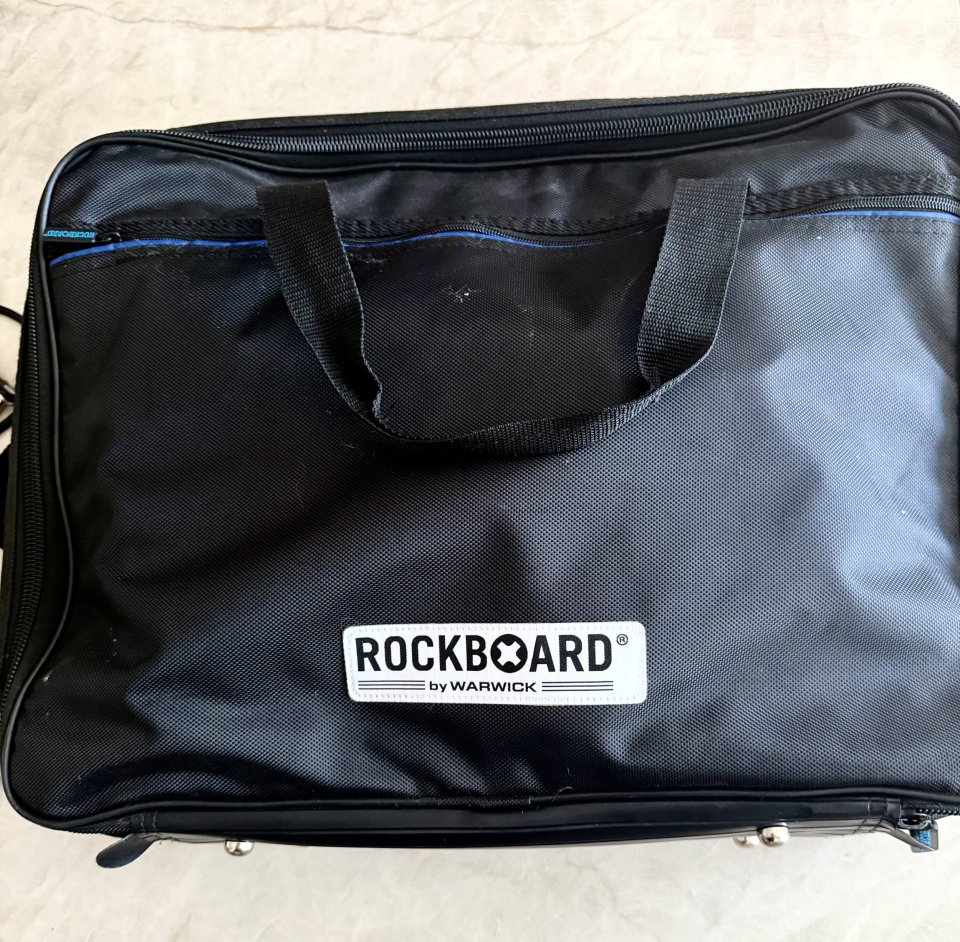 ROCKBOARD 4.1 + ROCKBOARD MOD 1 V2 + Harley Benton PowerPlant ISO-1AC Pro Modular de segunda mano · Foto 1 de 6 · Alicante · 200 €