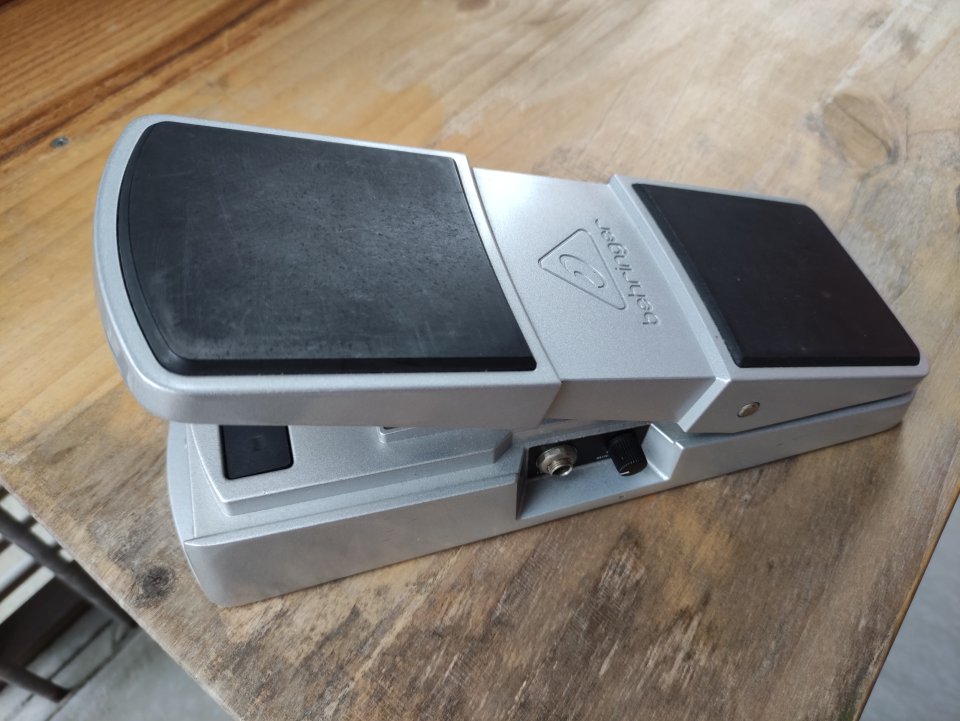 BEHRINGER FC 600 - Pedal de Vol y Exp de segunda mano · Foto 2 de 9 · Bizkaia · 25 €