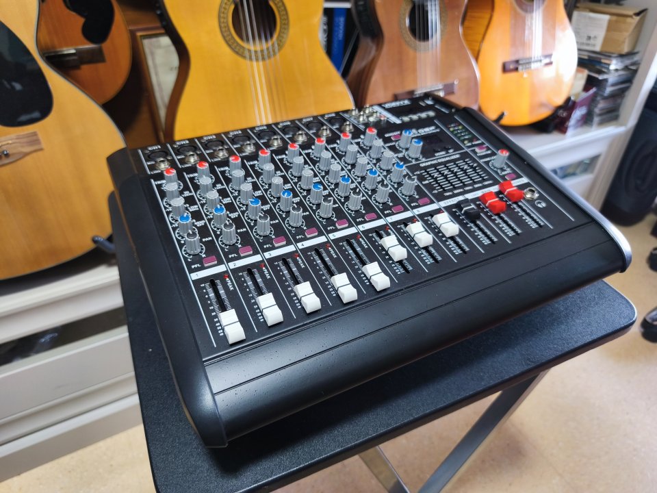 Mesa de mezclas y Bafles de segunda mano · Foto 1 de 5 · Alicante · 500 €