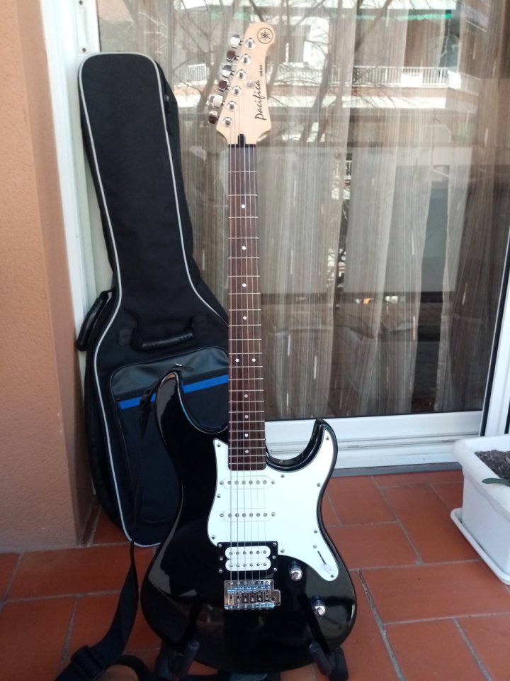 Yamaha Pacifica 112v con funda y correa