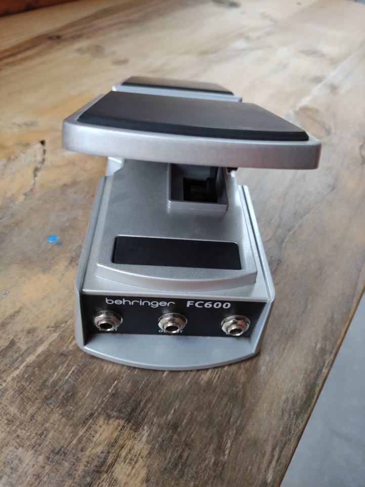 BEHRINGER FC 600 - Pedal de Vol y Exp de segunda mano · Foto 3 de 9 · Bizkaia · 25 €