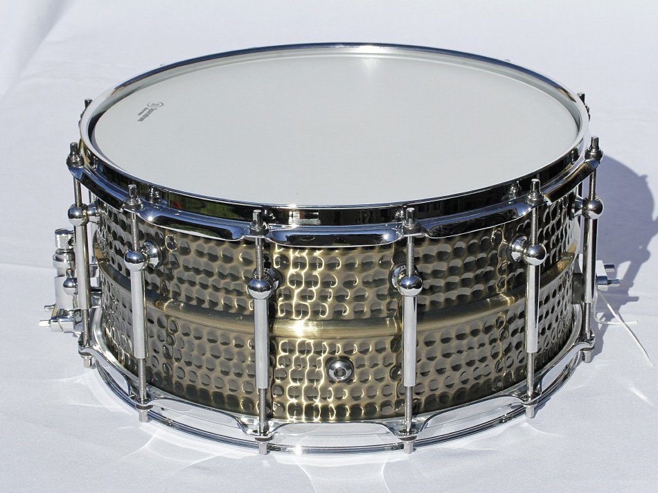 Caja de 14"x6,5" con casco de latón martillado y 12 divisiones de segunda mano · Foto 5 de 10 · Segovia · 370 €