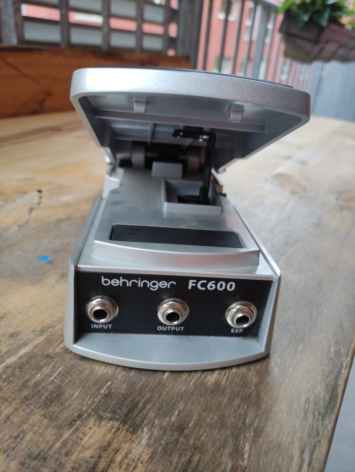 BEHRINGER FC 600 - Pedal de Vol y Exp de segunda mano · Foto 4 de 9 · Bizkaia · 25 €