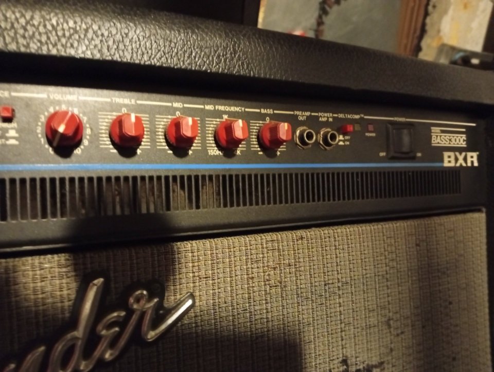 Fender BXR 300 de segunda mano · Foto 3 de 6 · Barcelona · 200 €