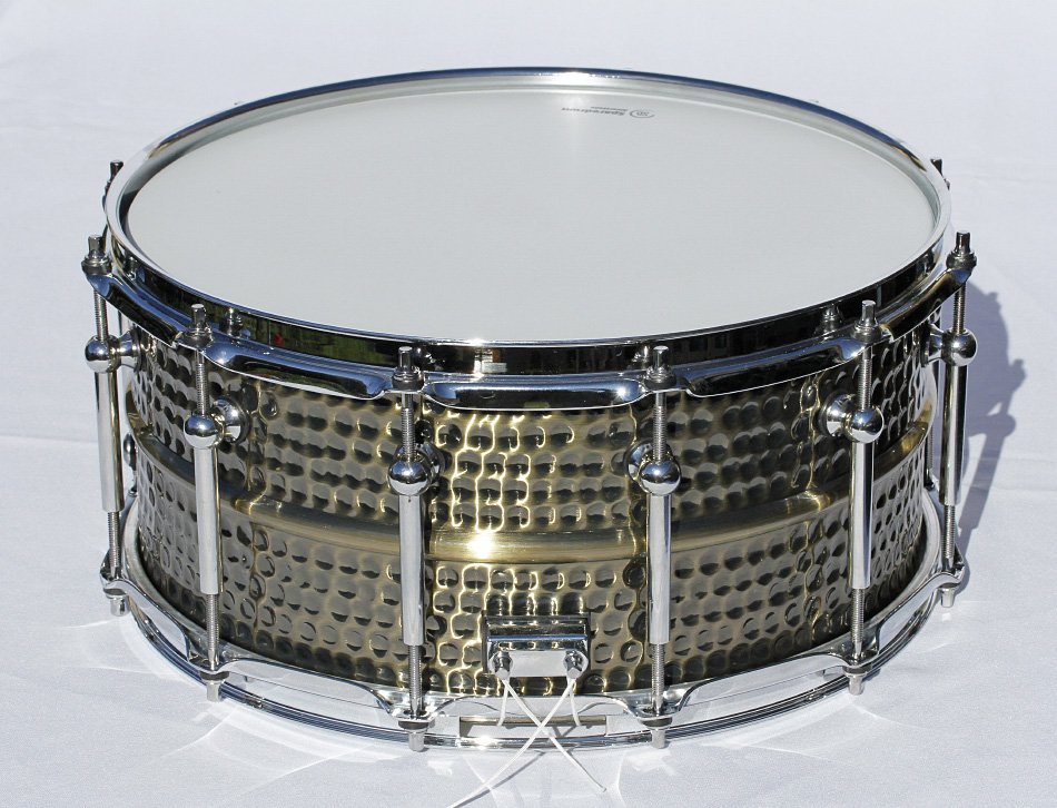 Caja de 14"x6,5" con casco de latón martillado y 12 divisiones de segunda mano · Foto 7 de 10 · Segovia · 370 €
