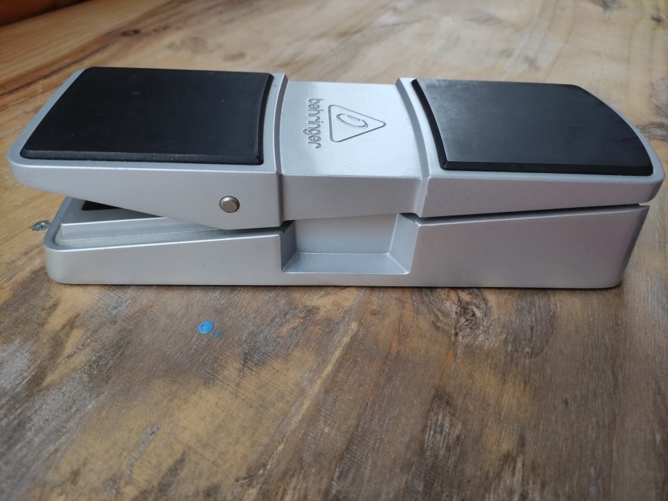 BEHRINGER FC 600 - Pedal de Vol y Exp de segunda mano · Foto 6 de 9 · Bizkaia · 25 €