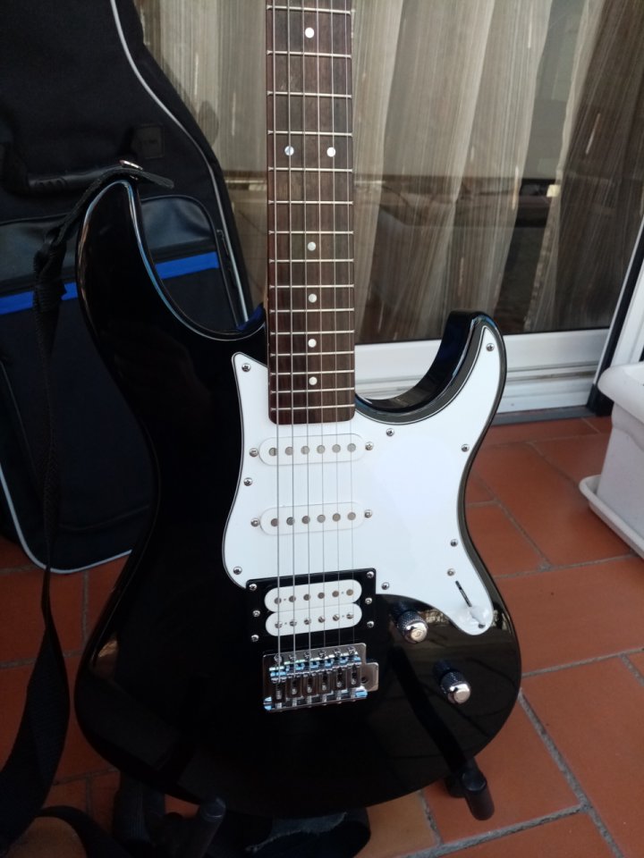 Yamaha Pacifica 112v con funda y correa