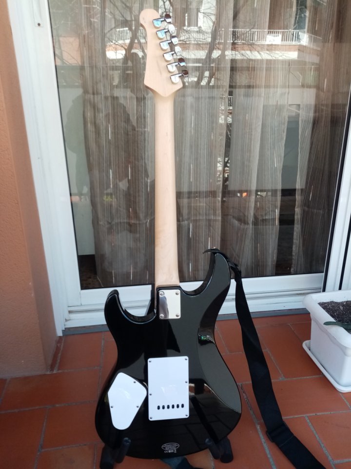 Yamaha Pacifica 112v con funda y correa