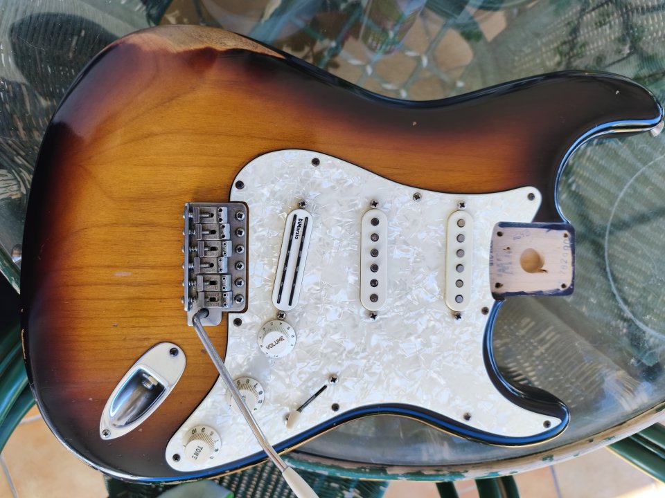 CUERPO FENDER ROAD WORN. Golpeador, puente y electrónica completa.