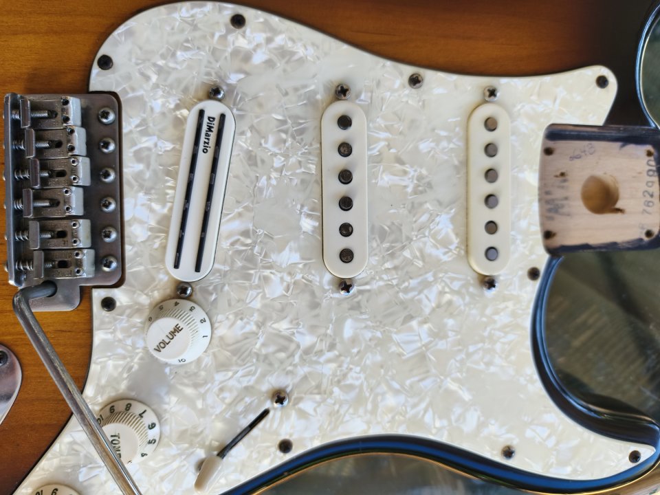 CUERPO FENDER ROAD WORN. Golpeador, puente y electrónica completa.