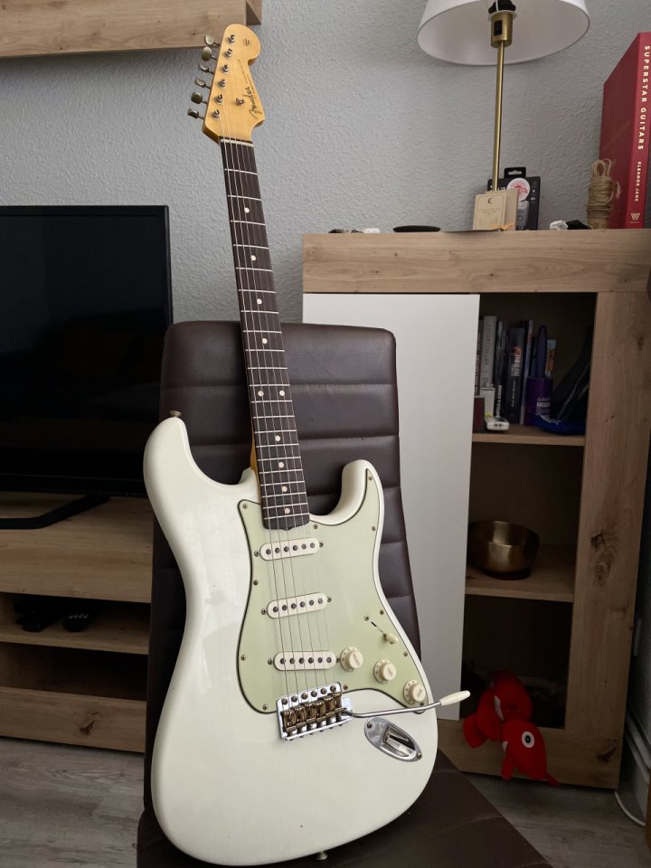 Fender Custom Shop 1962/63 Stratocaster Journeyman Relic Aged Olympic White