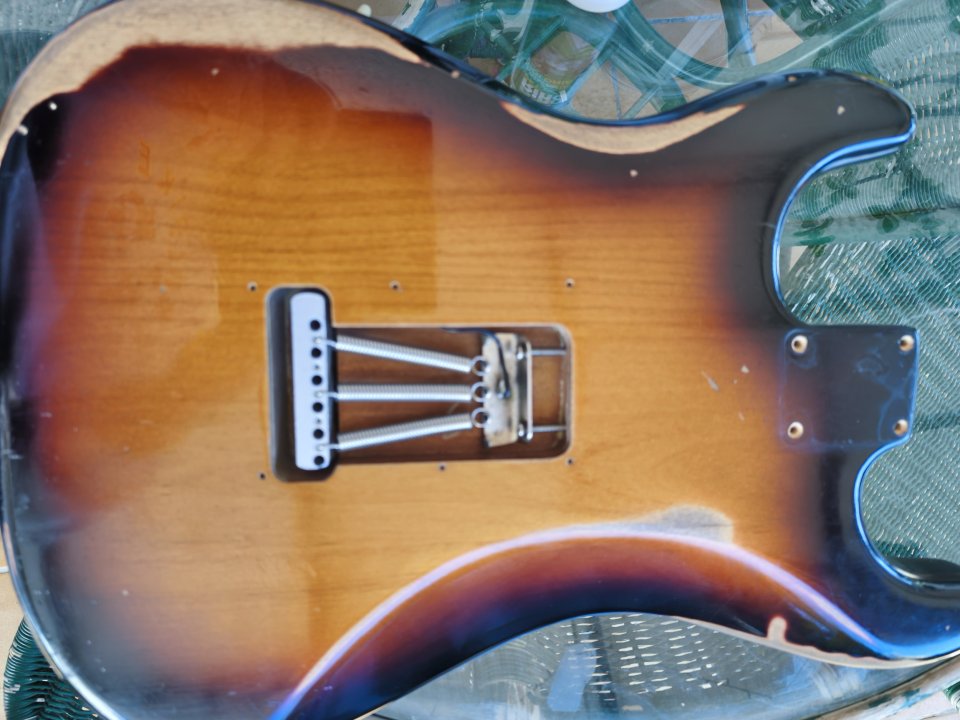 CUERPO FENDER ROAD WORN. Golpeador, puente y electrónica completa.