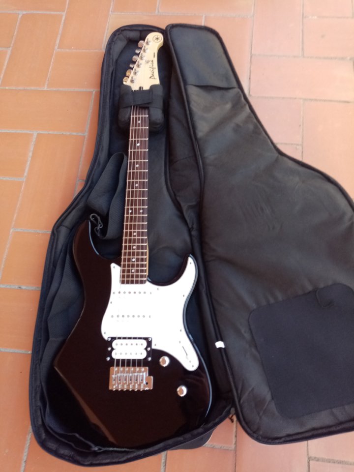 Yamaha Pacifica 112v con funda y correa