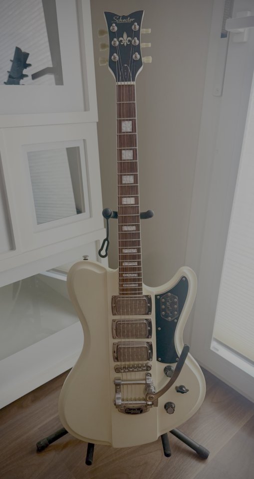 Vendo (o podría cambiar) Schecter Ultra III Ivory Pearl / MINT de segunda mano · Foto 1 de 9 · Valencia · 985 €