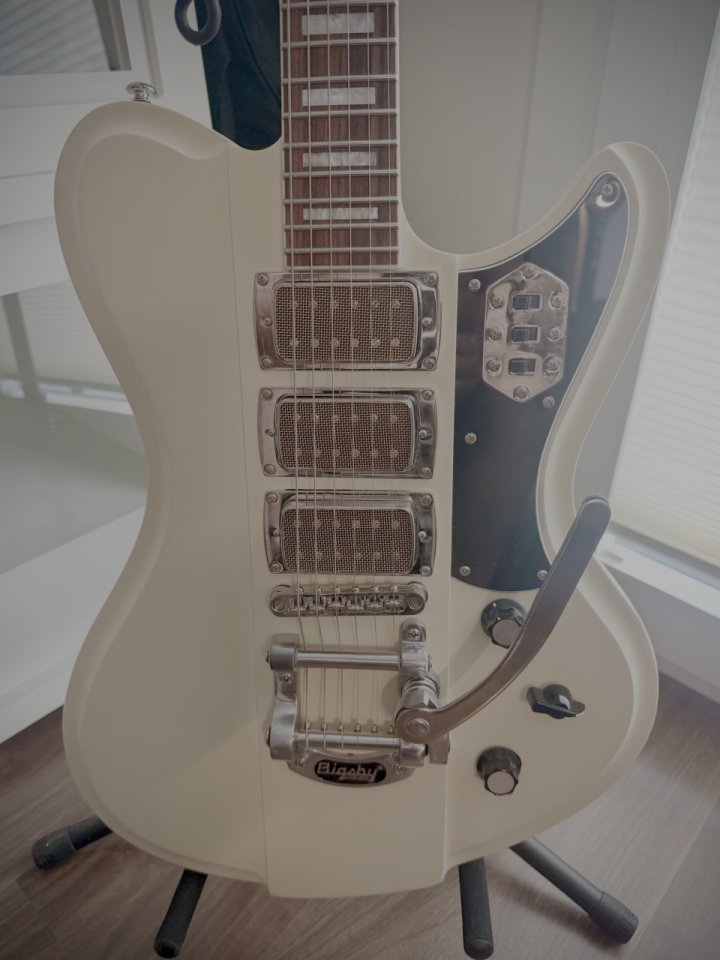 Vendo (o podría cambiar) Schecter Ultra III Ivory Pearl / MINT de segunda mano · Foto 3 de 9 · Valencia · 985 €