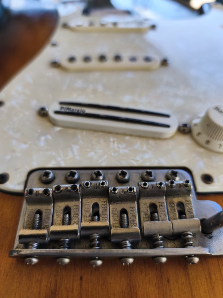 CUERPO FENDER ROAD WORN. Golpeador, puente y electrónica completa.