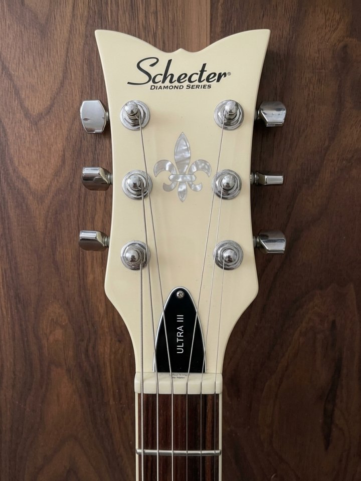 Vendo (o podría cambiar) Schecter Ultra III Ivory Pearl / MINT de segunda mano · Foto 5 de 9 · Valencia · 985 €
