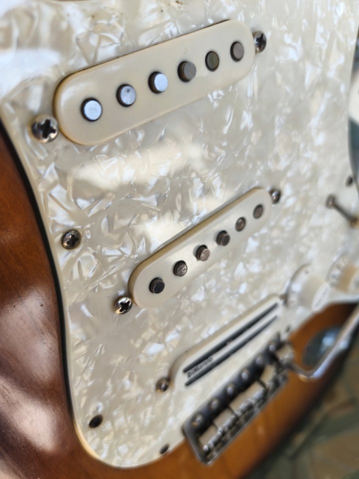 CUERPO FENDER ROAD WORN. Golpeador, puente y electrónica completa.