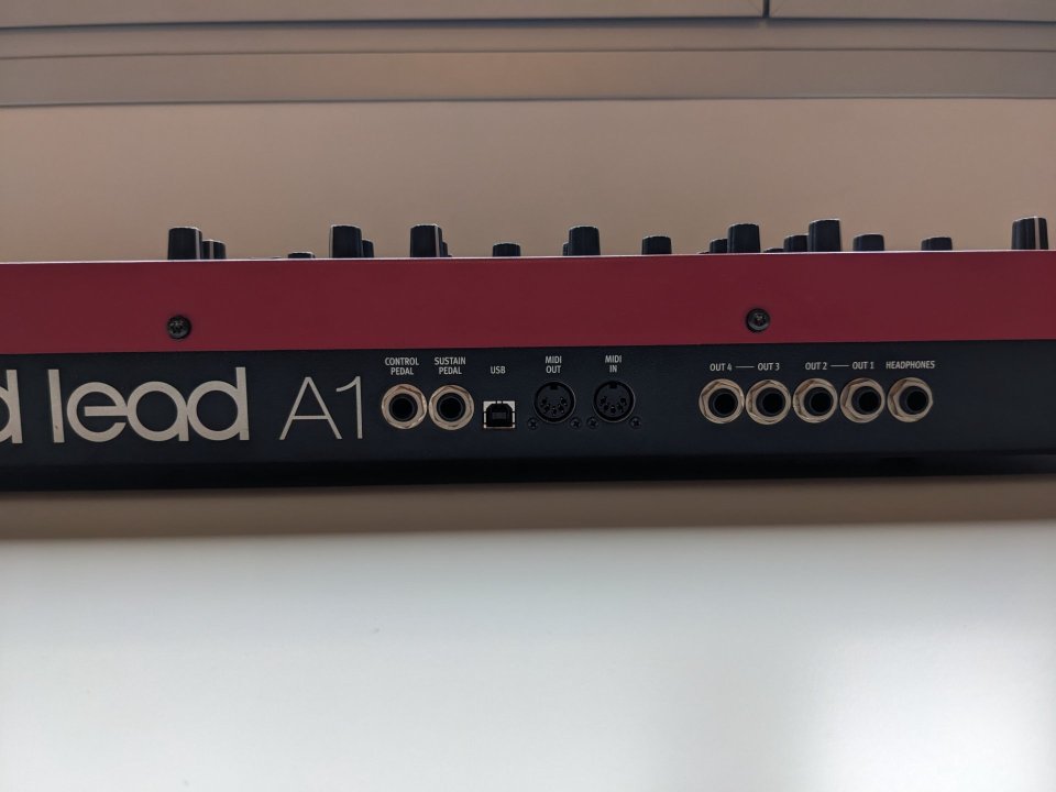 Sintetizador Nord Lead A1 de segunda mano · Foto 4 de 5 · Castellón · 700 €