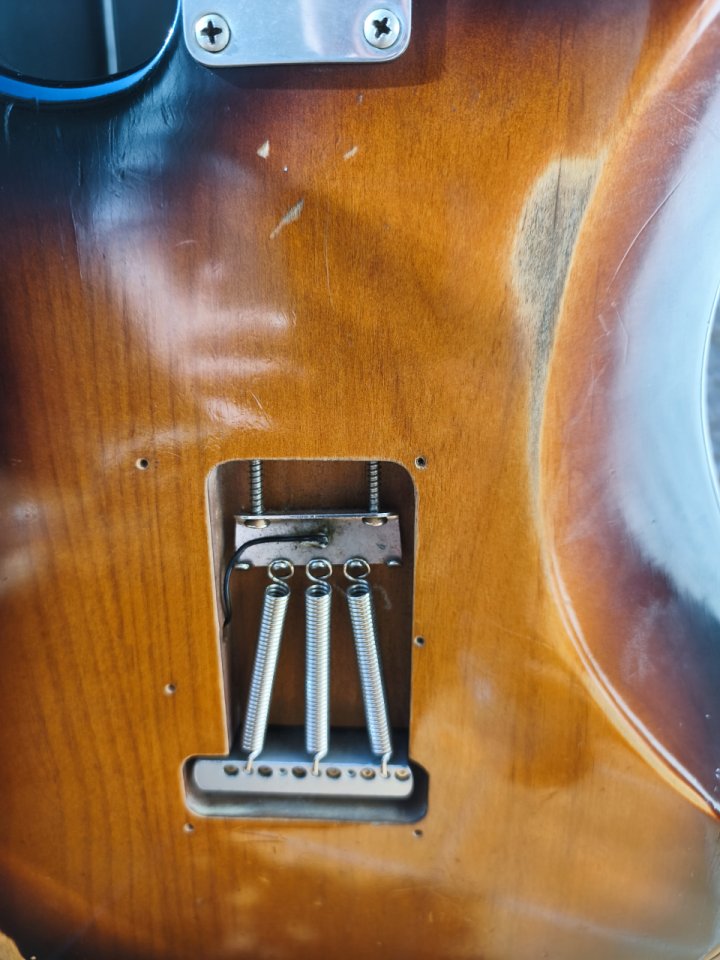 CUERPO FENDER ROAD WORN. Golpeador, puente y electrónica completa.