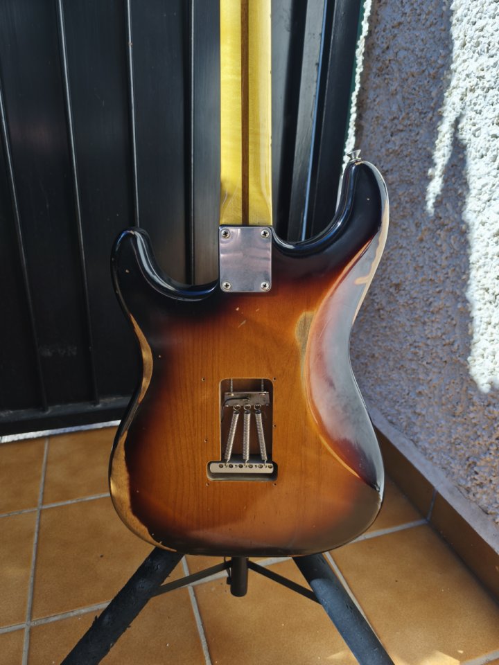 CUERPO FENDER ROAD WORN. Golpeador, puente y electrónica completa.