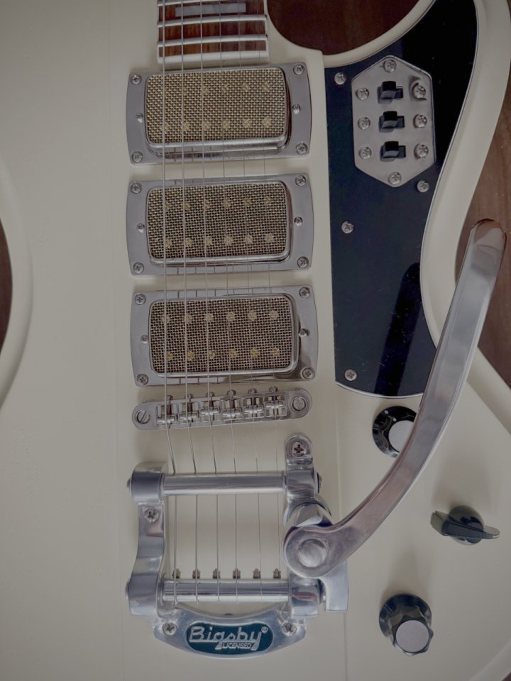Vendo (o podría cambiar) Schecter Ultra III Ivory Pearl / MINT de segunda mano · Foto 7 de 9 · Valencia · 985 €