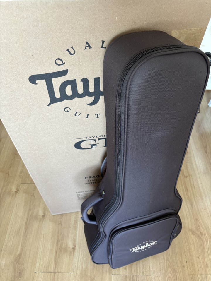 Guitarra TAYLOR AD11 GT blacktop NUEVA!