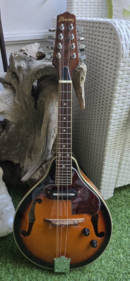 Mandolina Ibanez de segunda mano · Foto 8 de 8 · Madrid · 150 €