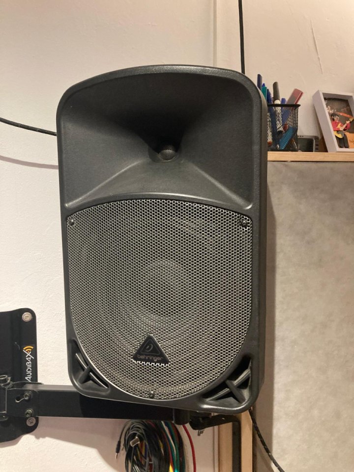 Altavoces Behringer B110D EUROLIVE de segunda mano · Foto 1 de 3 · Barcelona · 250 €