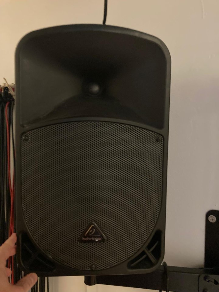 Altavoces Behringer B110D EUROLIVE de segunda mano · Foto 2 de 3 · Barcelona · 250 €