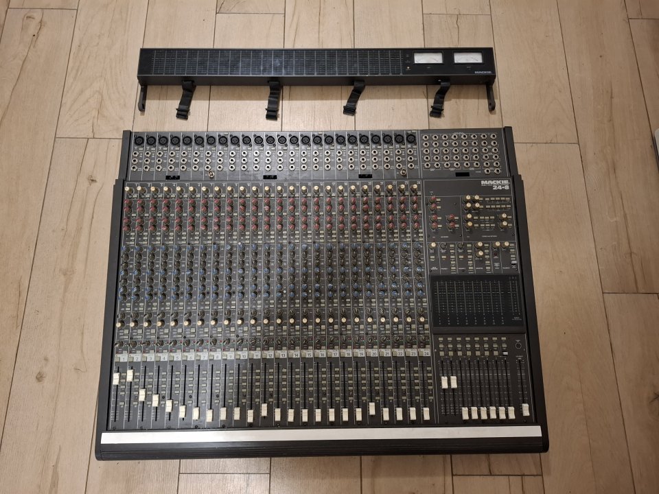 Mesa Mackie 24.8x2 8 bus analógica de segunda mano · Foto 1 de 10 · Navarra · 400 €
