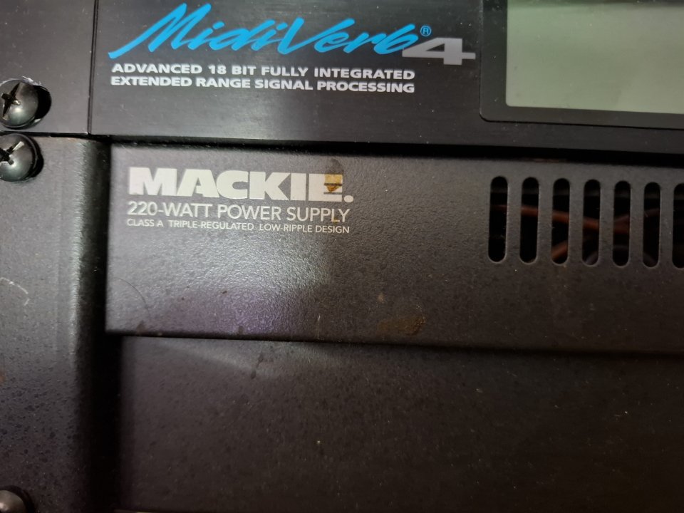 Mesa Mackie 24.8x2 8 bus analógica de segunda mano · Foto 2 de 10 · Navarra · 400 €