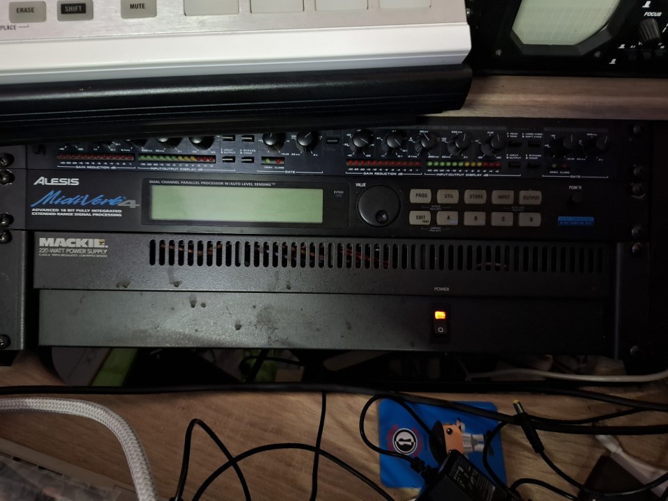 Mesa Mackie 24.8x2 8 bus analógica de segunda mano · Foto 3 de 10 · Navarra · 400 €