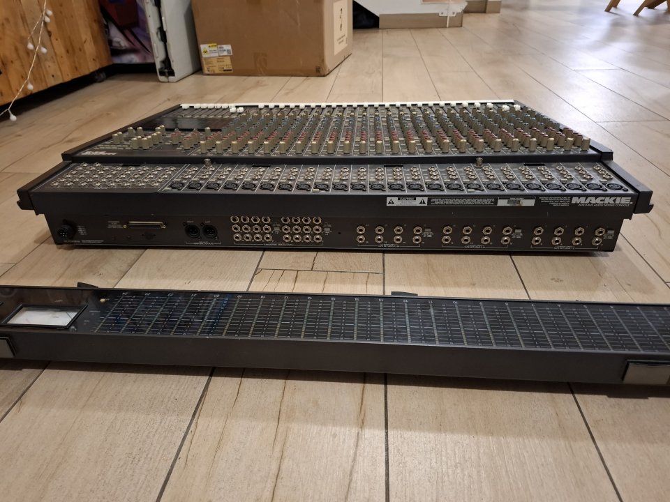 Mesa Mackie 24.8x2 8 bus analógica de segunda mano · Foto 4 de 10 · Navarra · 400 €